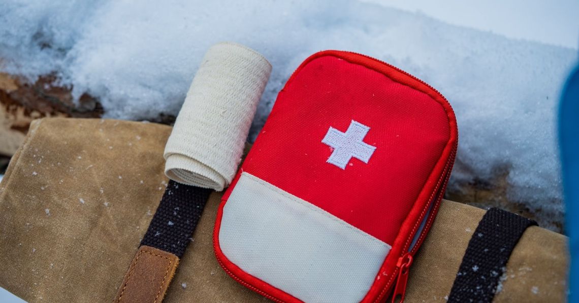 Trousse de secours pour des vacances au ski réussies