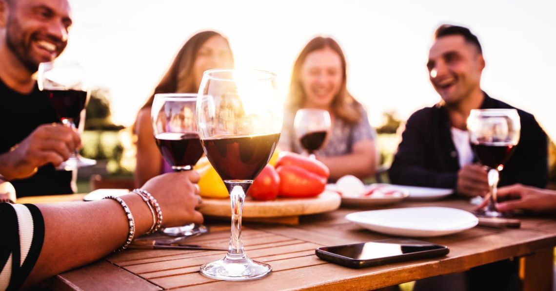 Apéros de l’été : les dangers de l’alcoolisme