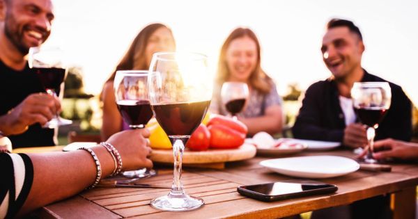 Apéros de l’été : les dangers de l’alcoolisme