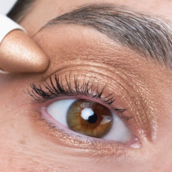 Meme ombre à paupières dorée